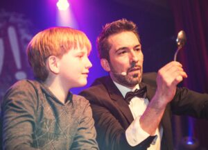 Joe Pequerrucho MindLeader Magic Mystery Entertainer Rotterdam Bedrijfsfeest Personeelsfeest Evenement Goochelaar Mindfuck Artiest Mentalist