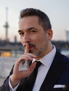 MindLeader Mentalist Magic Entertainer Joe Pequerrucho